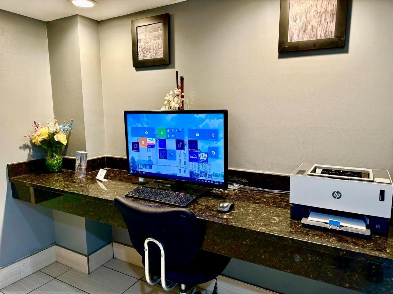 ซูเปอร์ 8 บาย วินด์แฮม เฟรเดอริค Hotel เฟรเดอริก ภายนอก รูปภาพ