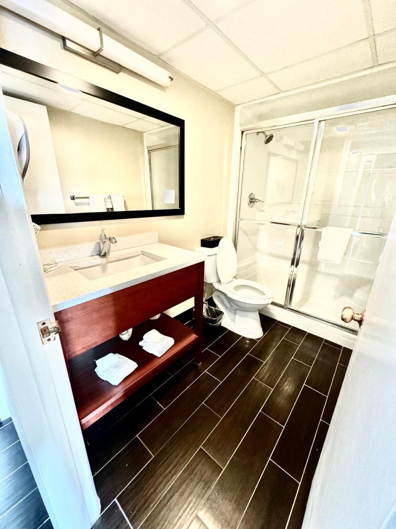 ซูเปอร์ 8 บาย วินด์แฮม เฟรเดอริค Hotel เฟรเดอริก ภายนอก รูปภาพ