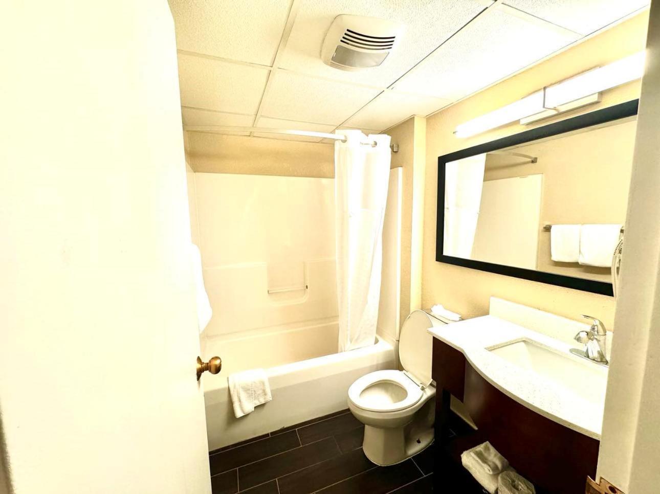 ซูเปอร์ 8 บาย วินด์แฮม เฟรเดอริค Hotel เฟรเดอริก ภายนอก รูปภาพ