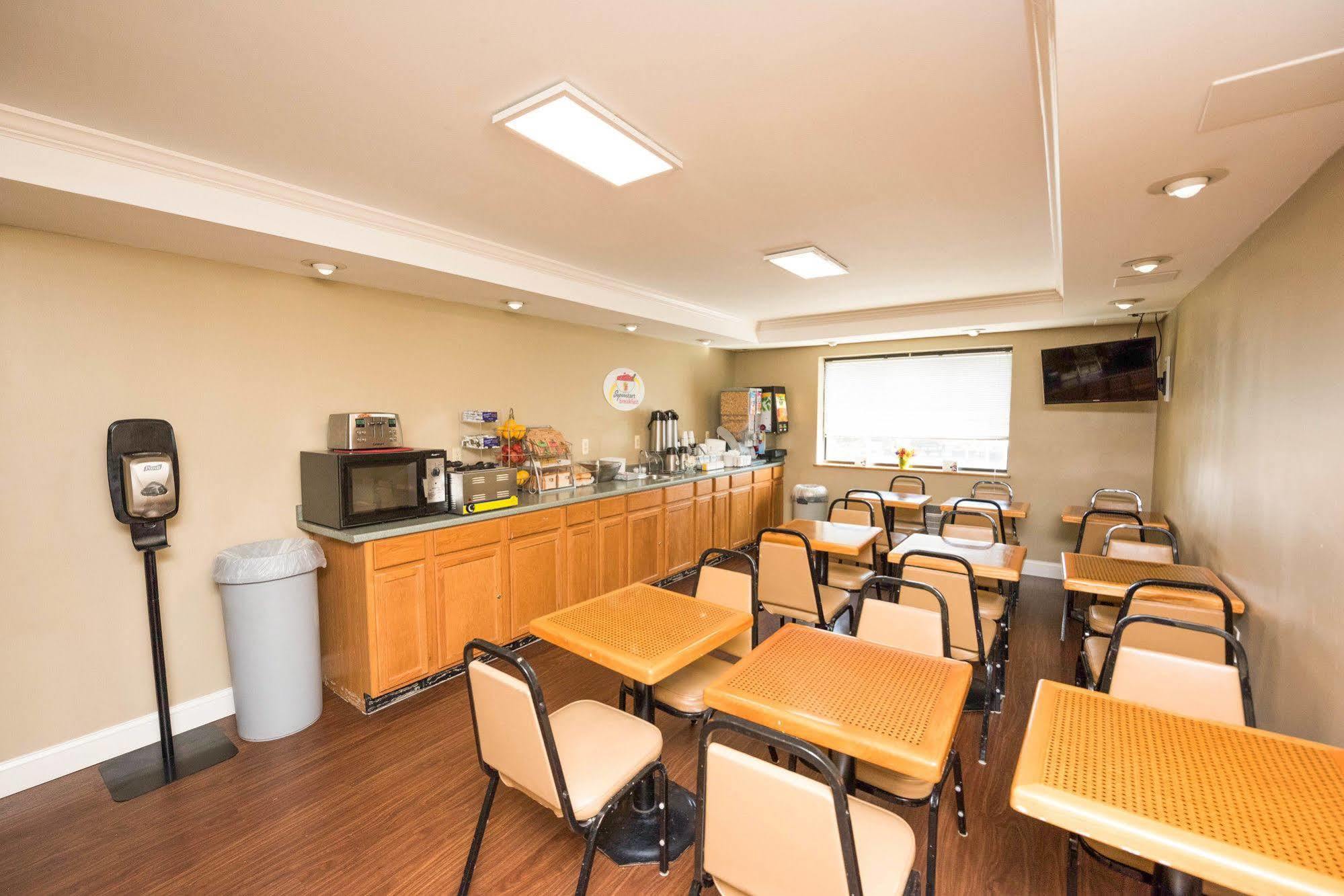 ซูเปอร์ 8 บาย วินด์แฮม เฟรเดอริค Hotel เฟรเดอริก ภายนอก รูปภาพ